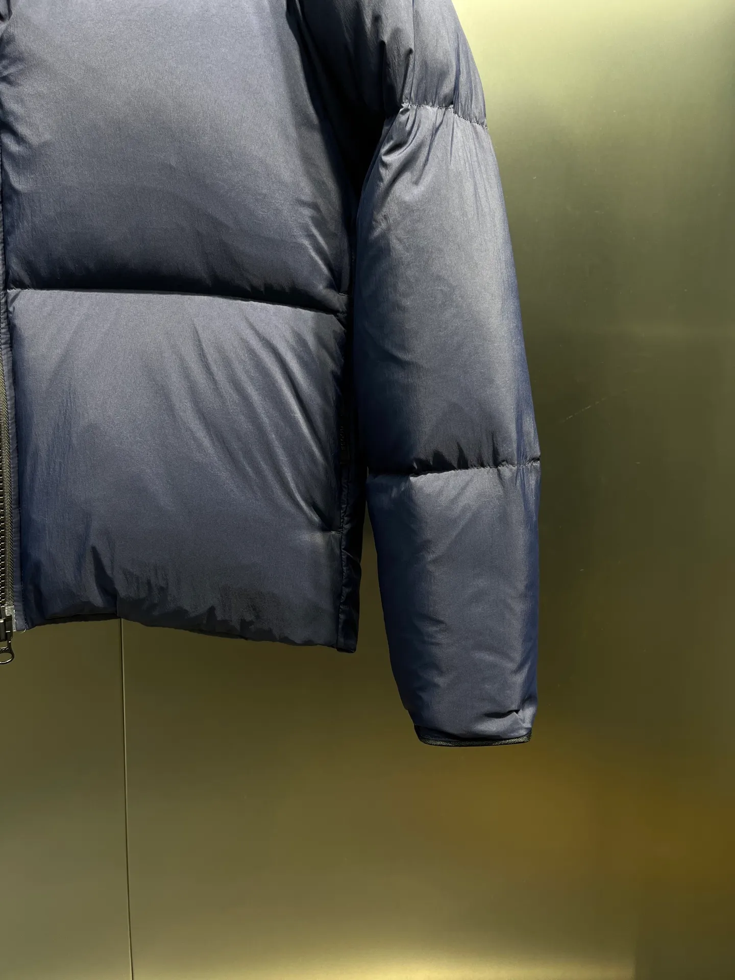 P800 Canada gooes】Large Goose Sleeve Stand Collar Down Jacket The Lawrence Down Jacket provides essential protection for everyday adventures. Delicately soft fabric, this is a water-repellent fabric that is soft to the touch yet durable. Filled with extremely fluffy white duck down. This piece has a quilted body and structured down. Padded collar and reflective double-stripe grip tape. Extended hem and tucked-in inner rib-knit cuffs.  Size: XS-2XL